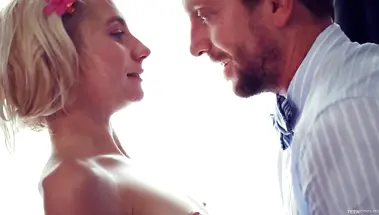 Изменщик залил кончой письку 18-летней любовницы после оргазма в ванной