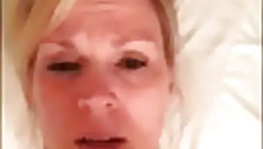 Мамаша снимает своё лицо во время оргазма от мастурбации