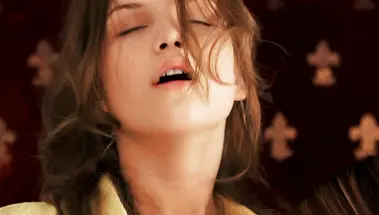 18-летние худышки практикуются в лесбийском сексе, делая куни и мастурбируя киски