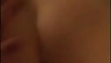 Грубо трахает в презервативе 18-летнюю изменщицу, поставив её раком