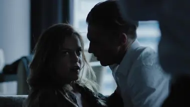 Куколд смотрит на еблю Riley Keough с адвокатом в сериале «Девушка по вызову»