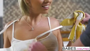 Грязная мама учит дочь трахаться на члене её бойфренда на кухне