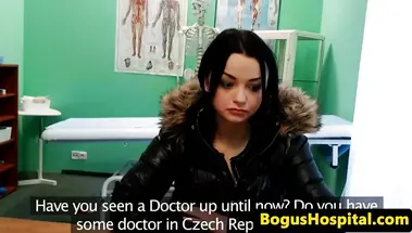 Доктор подрочил на бритую киску пациентки на приеме