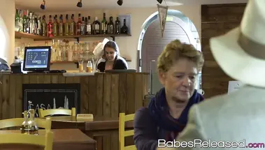 Чешский повар оттрахал официантку из Львова в баре и на кухне