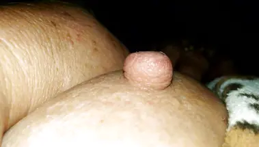 Друг внука снимает твердые соски спящей бабушки с обвисшими сиськами