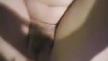 Парень усыпил подругу мамы и поимел в анал, кончив на волосатую пизду