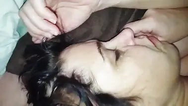 Подрочил член и спустил много спермы на лицо спящей шатенки