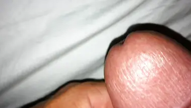 Подрочил хуй и кончил в открытый рот спящей жены друга