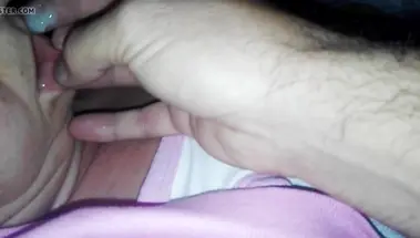 Племянник намазал губы спящей тетки своей спермой после дрочки