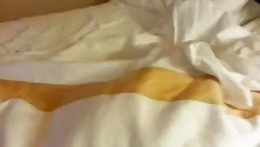 Онанист чуть не спалился, дроча хуй на спящую жену друга