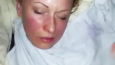 Племянник кончает на лицо спящей тетки, подрочив хер