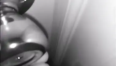 Муж водит хуем по губам спящей жены и дрочит до камшота на лицо