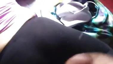 Брат дрочит член на спящую сестру в лосинах и брызгает спермой