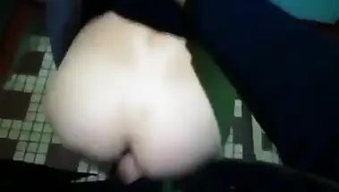 Русский трахает соседку в киску, вставив палец в анус в подъезде