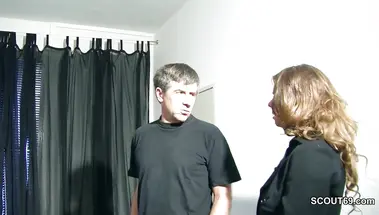 Пышножопая модель прыгает на стояке кастинг агента на студии