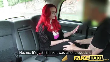 Рыжая пассажирка дает таксисту в пизду, сделав минет в машине