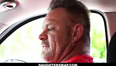 Незнакомые мужики поменялись дочками для ебли, чтобы сгладить аварию на дороге