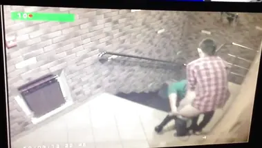 Охранник подсматривает за еблей студентов в коридоре ночного клуба