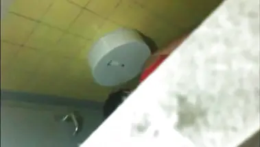 Извращенец подсматривает за писающими девушками в туалете кафе