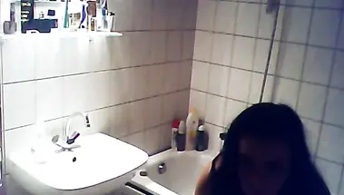 Дядя подсматривает за 18-летней племянницей через скрытую камеру в душе