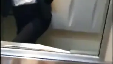 Стюардесса в униформе трет пальцами клитор в туалете на борту самолета