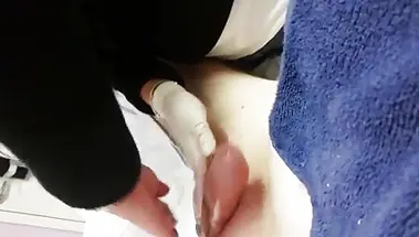 Азиатка подрочила выбритый хуй клиента на сеансе интимной эпиляции