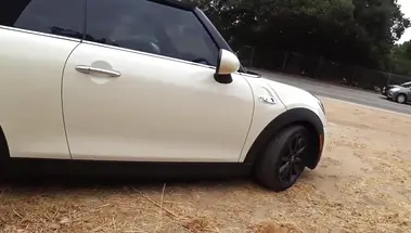 Загорелая азиатка Ayumi Anime трет пальцами клитор перед попутчиком в машине