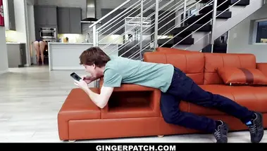 Рыжая мама друга трахнулась с пацаном на кухне, спалив его за подглядыванием