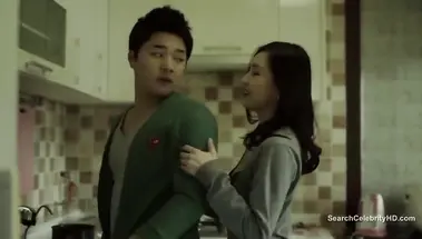 Азиатская парочка занимается красивым сексом, встретившись дома после учебы