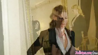 Шатенка отлизала соседке пизду и трахнула пальцами, увидев её голую жопу