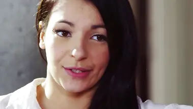 Рабыня трахает пизду госпожи кляпом в виде страпона