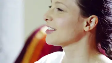 Репетиторша отлизывает вагину молодой студентки и доводит до оргазма