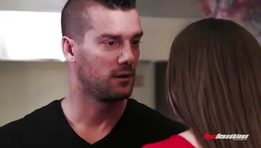 Грубо трахнулась с другом мужа в киску и между сисек на кухне