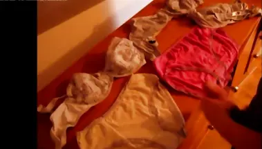 Сын выложил трусы и лифчики мамы и подрочил на них член