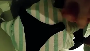 Брат дрочит хуй на черные ношенные стринги сестры