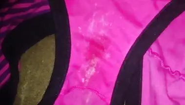 Пасынок дрочит хуй на нестиранные трусы мачехи