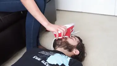 Девка в джинсах заставила изменщика нюхать кеды и ножки в нейлоновых носках