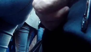 Русский дрочер наяривает рукой хуй в толпе людей на концерте певицы Ёлки