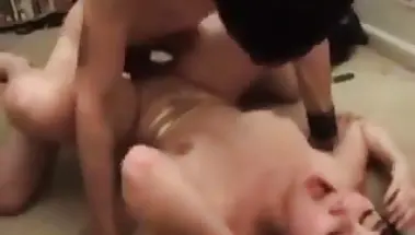 Брюнетка кричит, получая оргазм от траха в миссионерской позе на полу