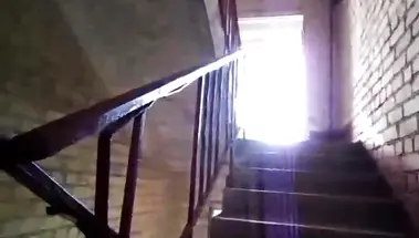 Рыжая матюрка сосёт член соседа, выйдя на перекур в подъезд