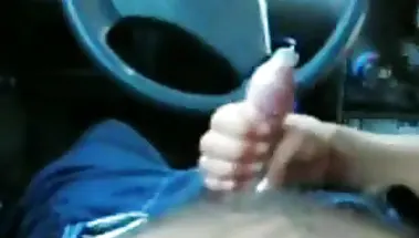 Темноволосая блядь делает водителю минет в презервативе