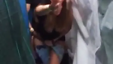 Парень обломал кайф от ебли, застукав парочку за сексом в публичном месте