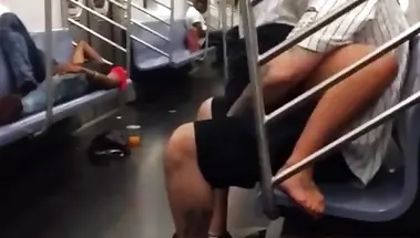 Брюнетка скачет на члене лысого коллеги из боулинга перед пассажирами в метро