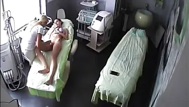 Сеанс эпиляции пизды и анала худой девки попал на скрытую камеру