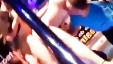 Бухая блядь сосет нигерский член и ебется с незнакомцем в ночном клубе