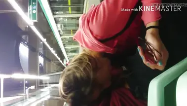 Телочка в розовой кофте делает быстрый минет товарищу в пустом метро