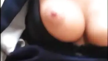 Стюардесса в форме позирует и мастурбирует пилотку в туалете самолета