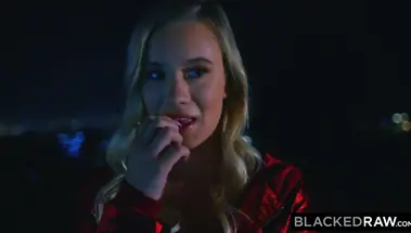 Негр дрючит узкую манду чужой жены, сделав ей куни в отеле