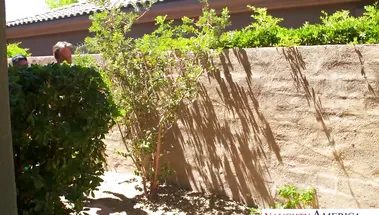 Жопастая жена с большой грудью скачет на члене друга мужа, пока он играет в покер