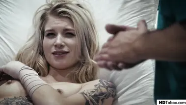 Доктор отымел травмированную Arya Fae в палате со спящим негром